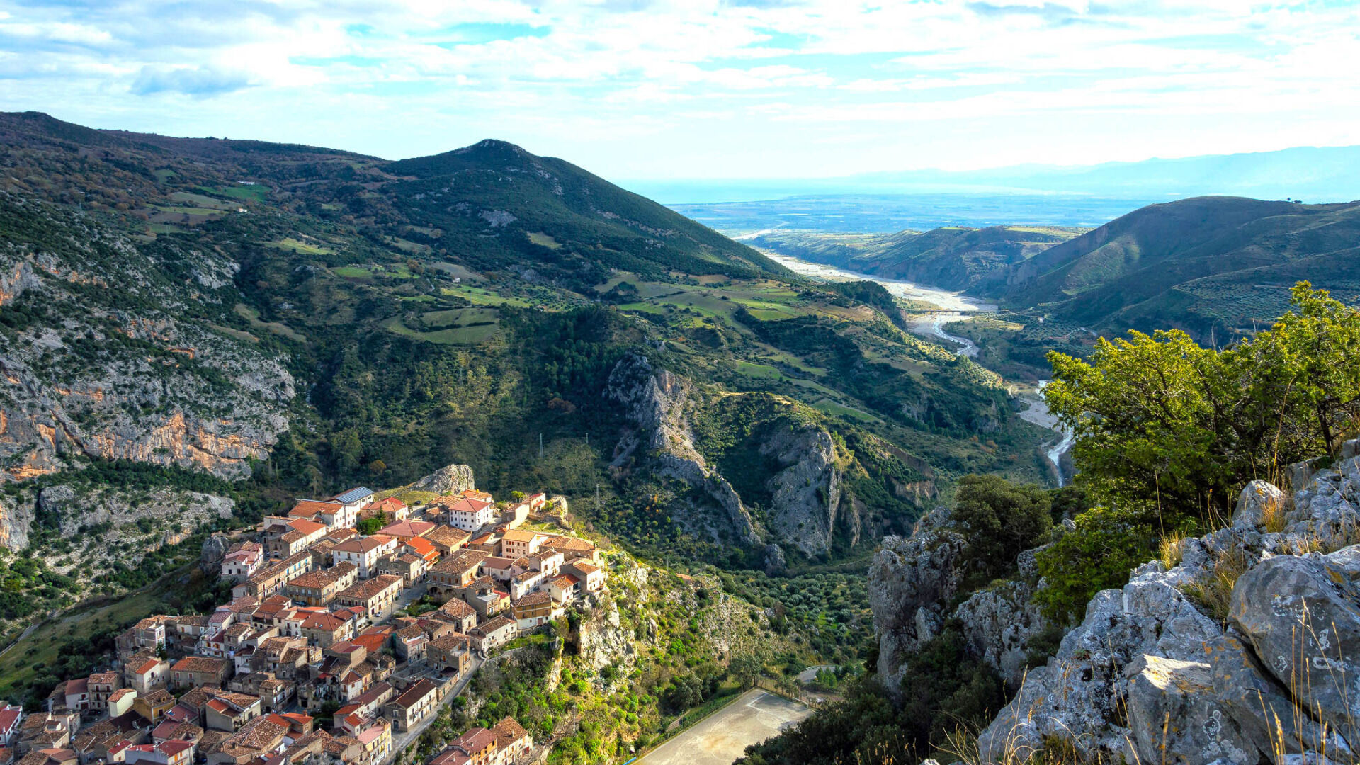 These pretty Italian villages want to pay you $33,000 to move in